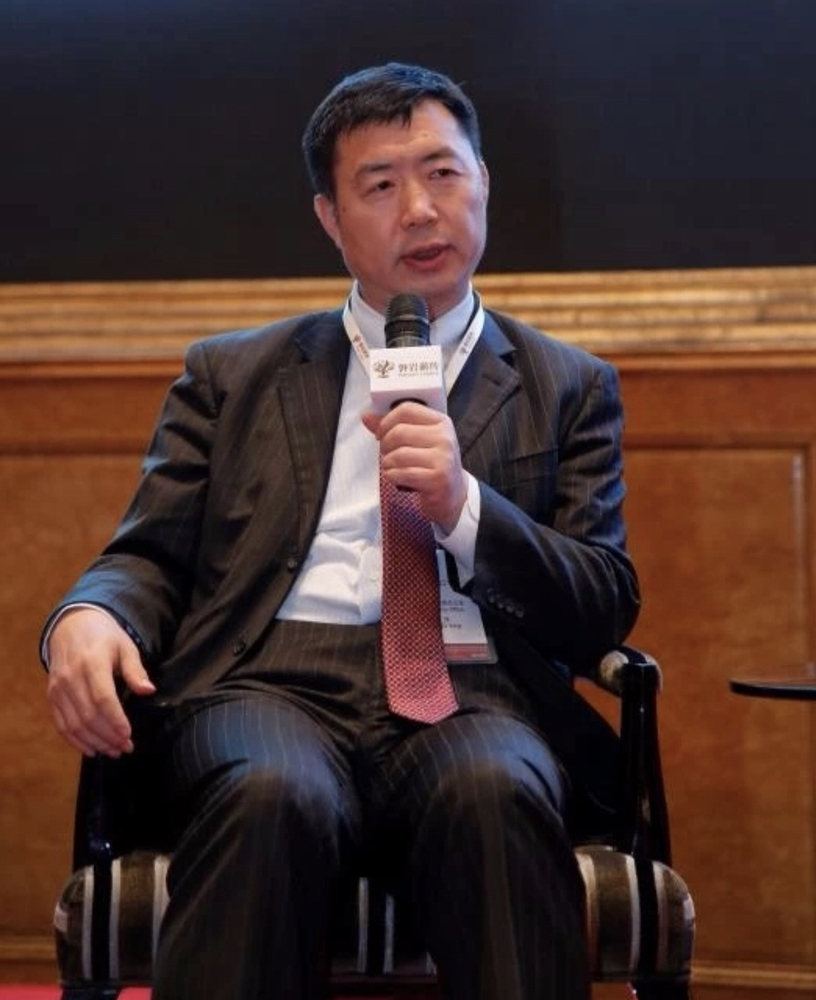 当主持人问及关于家族办公室的定位问题时,张咏董事长表示:德裕世家